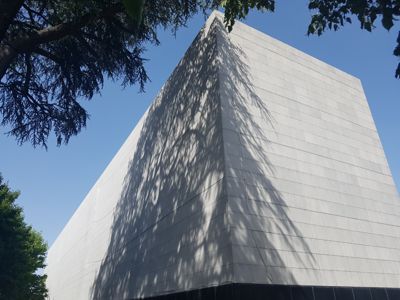 Le silo des Archives, dont la façade est recouverte d'un filet
