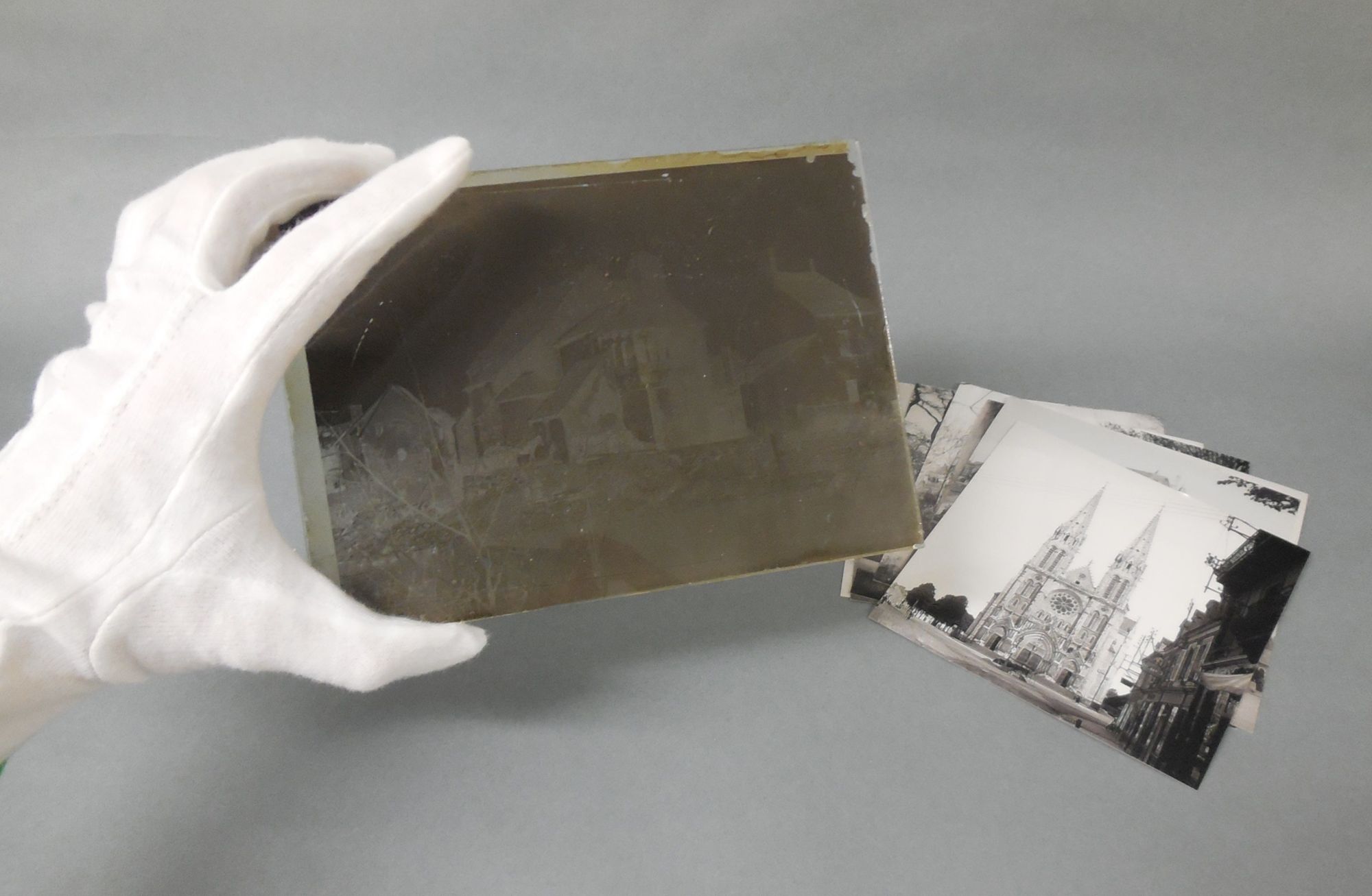 Illustration : une plaque de verre et des tirages papier