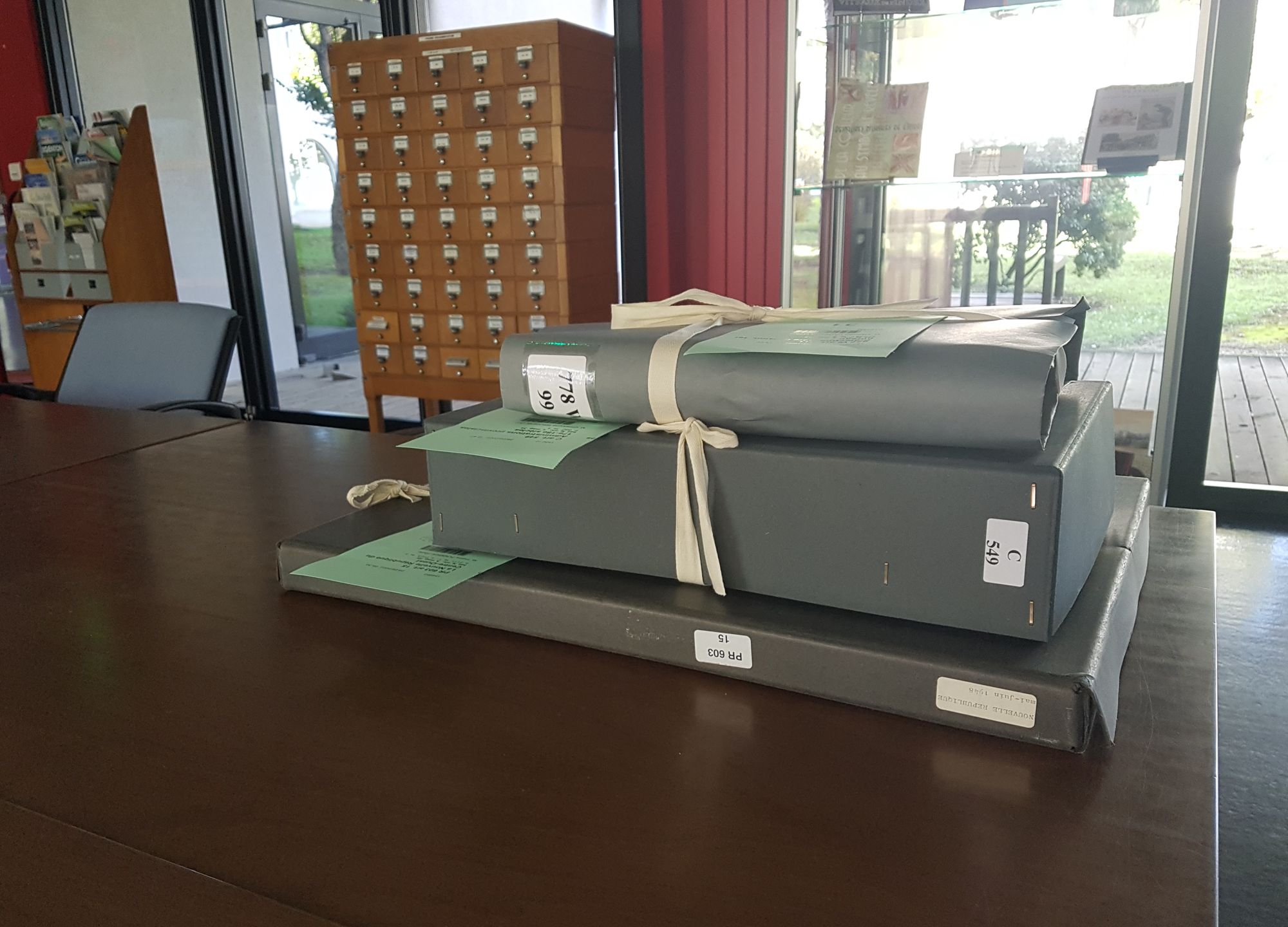 Pile de documents réservés sur une table