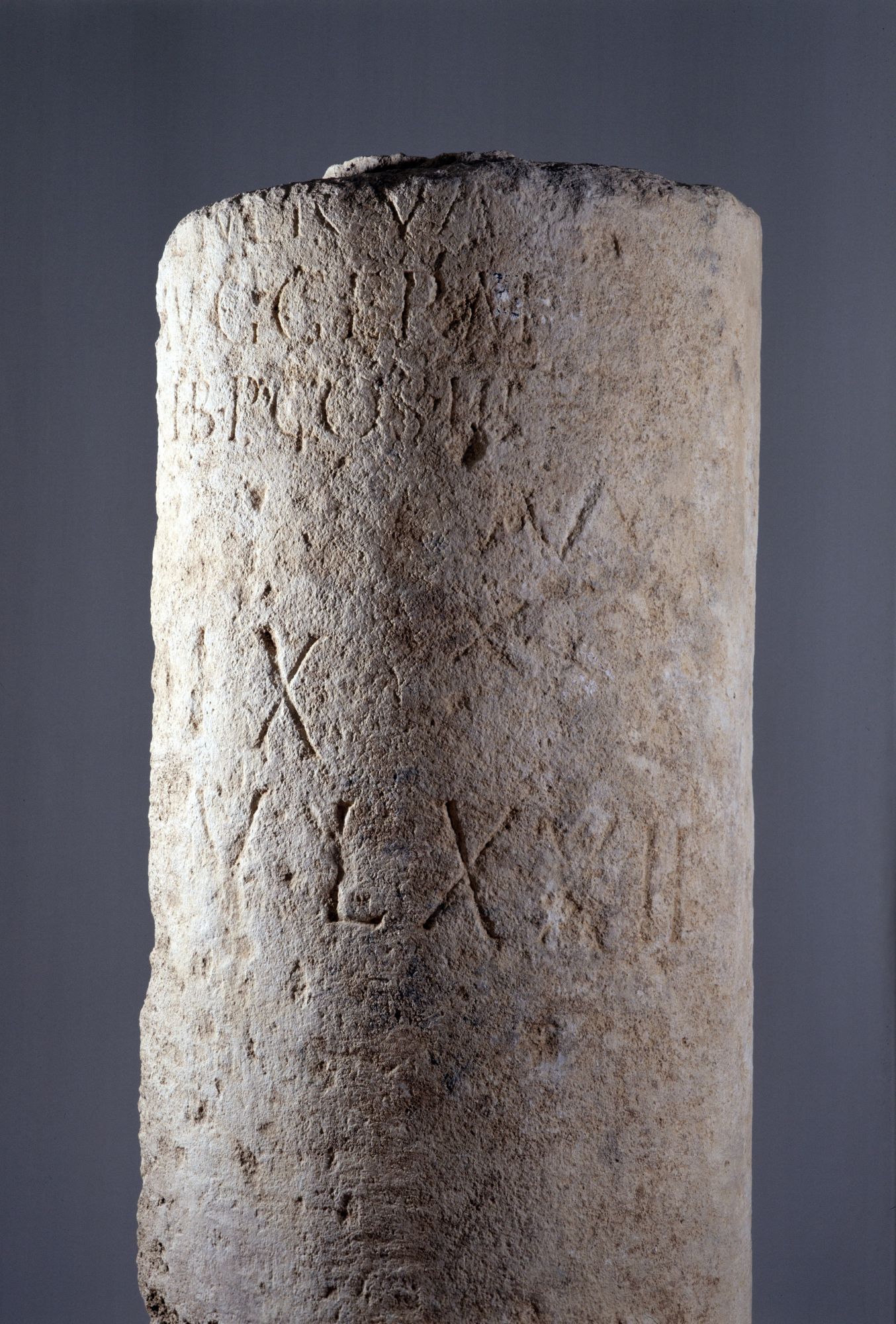 La borne milliaire trouvée à Meunet-Planches sur le bord de cette voie et conservée au musée Saint-Roch d’Issoudun