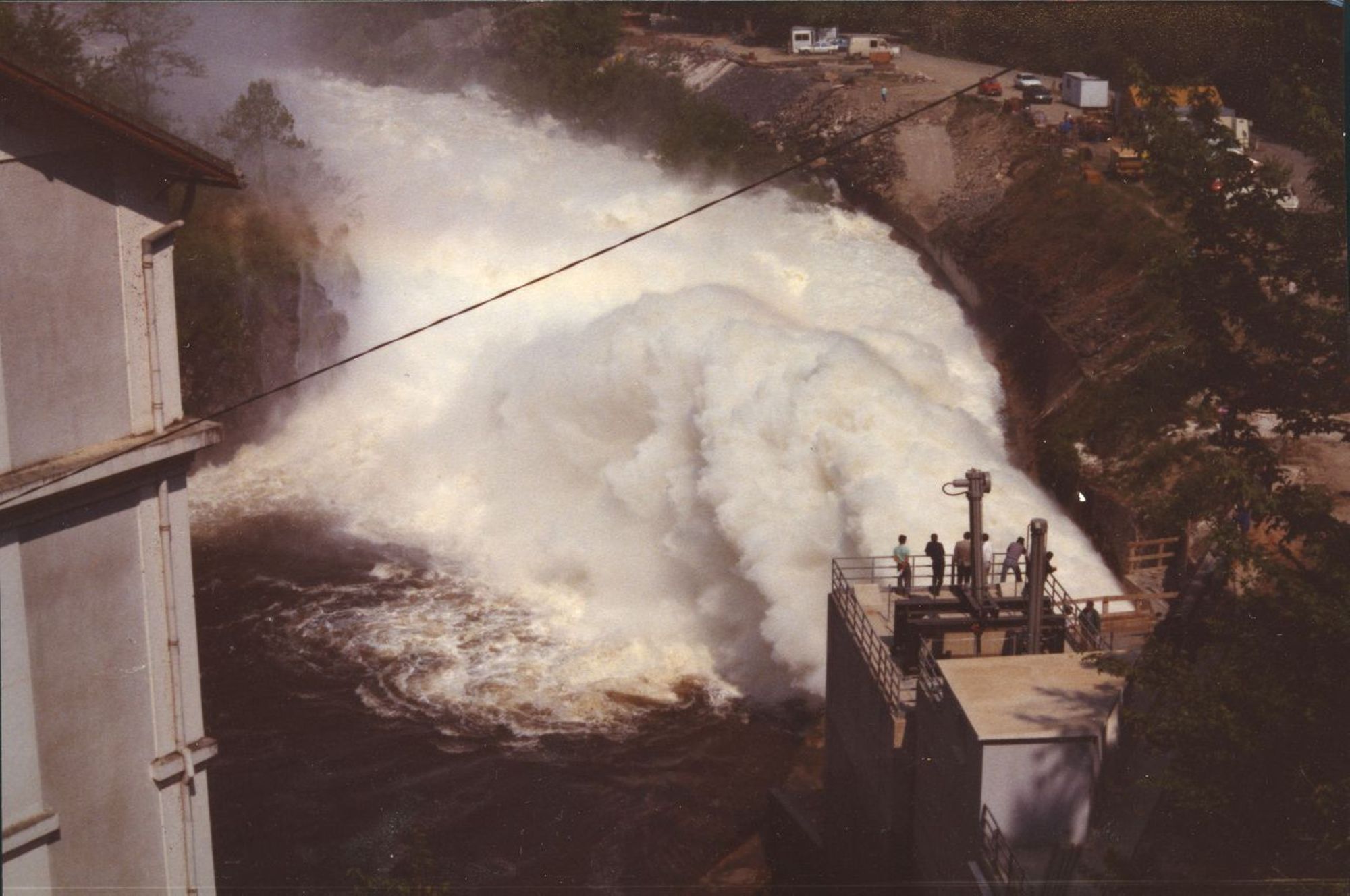 Essai du nouvel évacuateur de crues du barrage en présence de M. le Préfet Jean-René Garnier (19 mai 1989, 7 Fi 471)