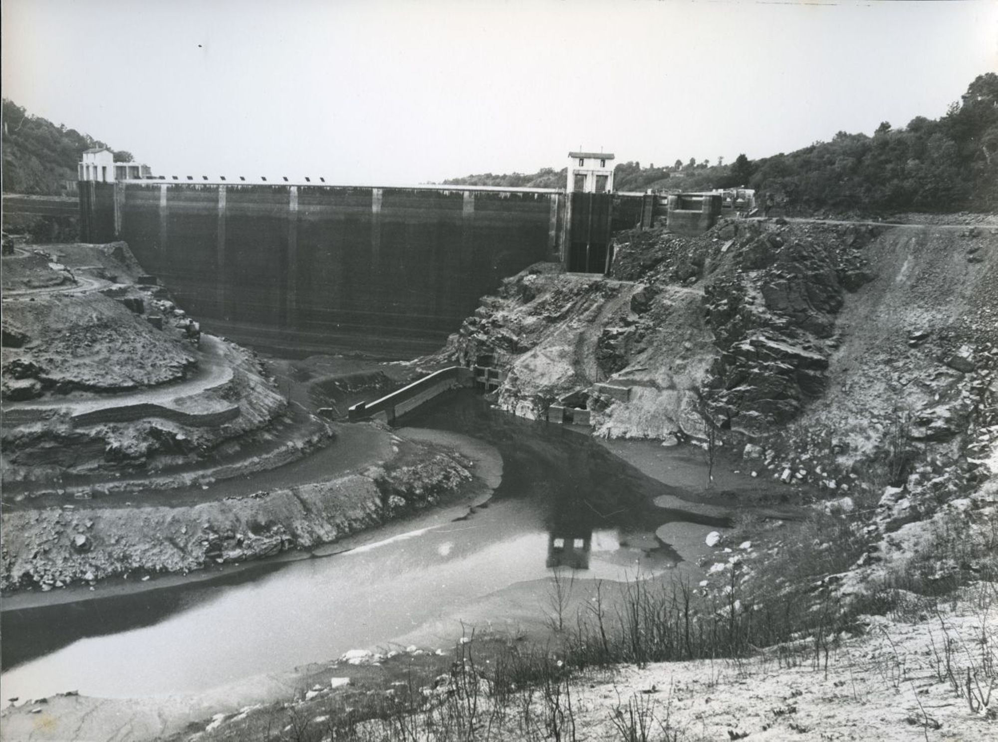 Le barrage pendant la vidange de 1988 (70 Fi 1)