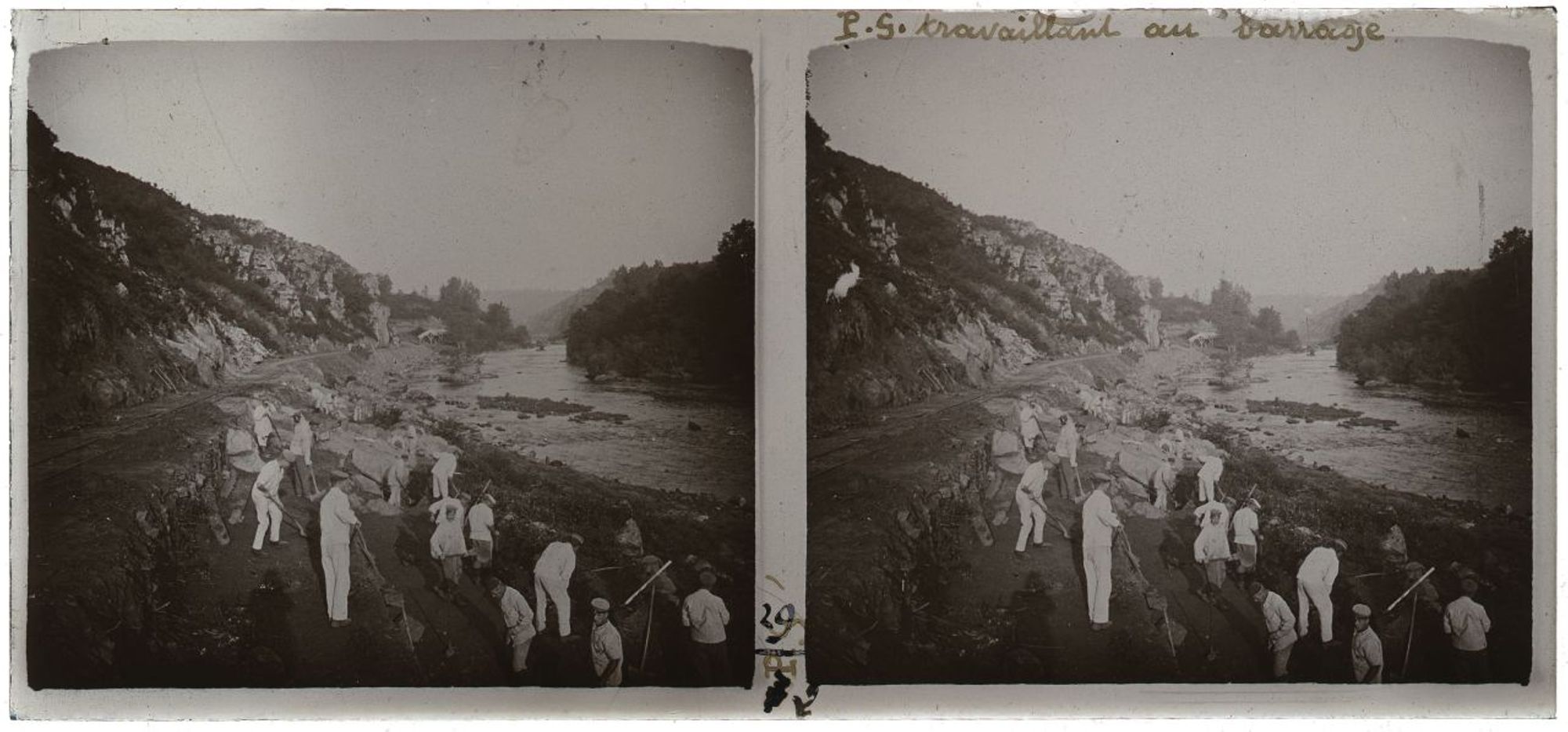 Ouvriers s'attelant aux travaux préparatoires de terrassement et d'excavation du barrage d’Éguzon, le long de la Creuse, à proximité du pont des Piles 