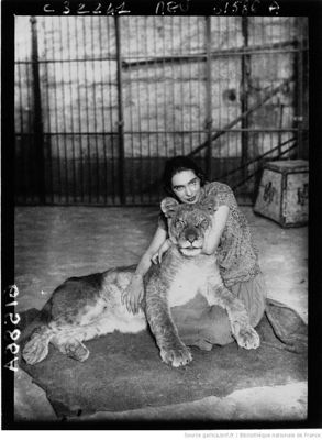 Sarah Caryth photographiée avec sa lionne Betty en 1928 - Cliché L'Isle-Adam / Agence Meurisse  - Bibliothèque nationale de France, département Estampes et photographie, EI-13 (2838) / Gallica.fr