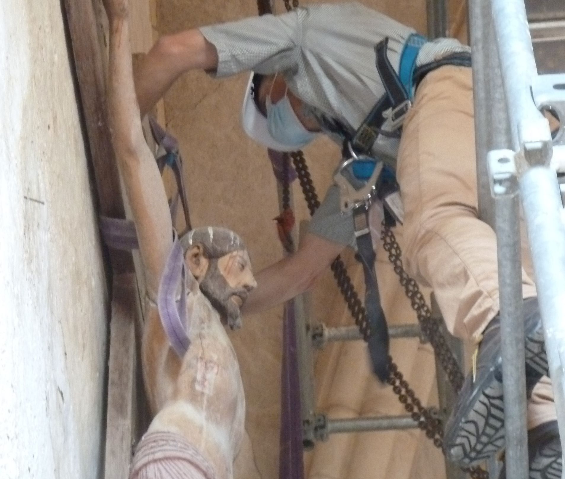 Le départ pour restauration du Christ roman de l'église Saint-Laurent et Notre-Dame de Gargilesse (2021)