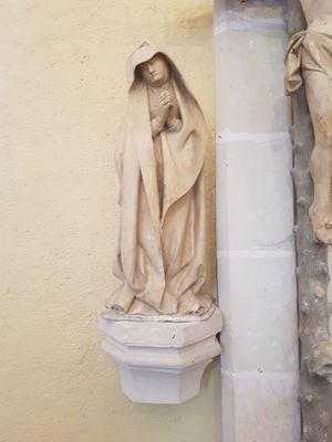 Vierge de calvaire du XVe siècle en pierre calcaire (cliché CAOA de l'Indre)